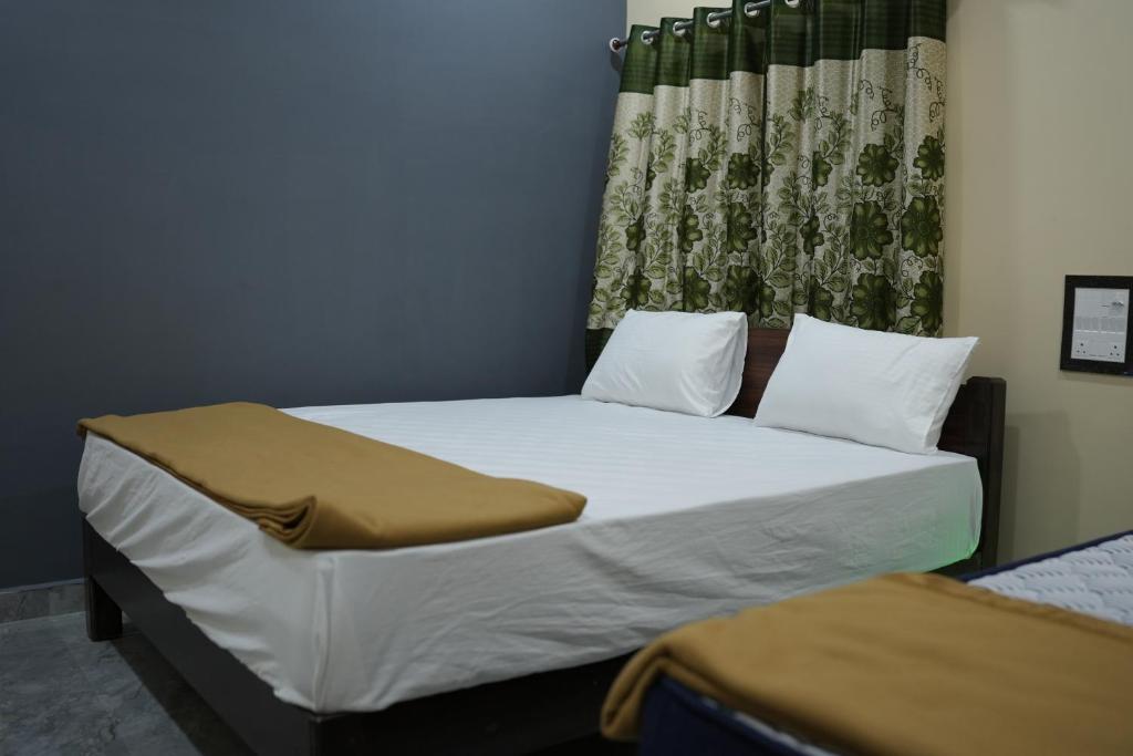 Un pat sau paturi într-o cameră la Swagath guest inn hampi