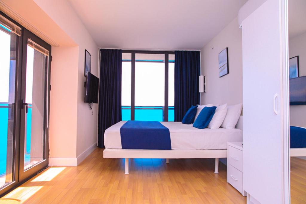 Postel nebo postele na pokoji v ubytování Wonderful Sea View Aparthotel In Batumi City Center