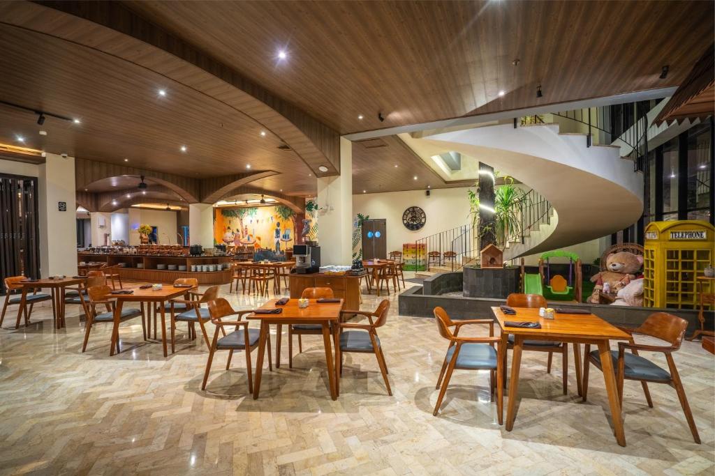 Restoran või mõni muu söögikoht majutusasutuses Amaranta Prambanan Yogyakarta