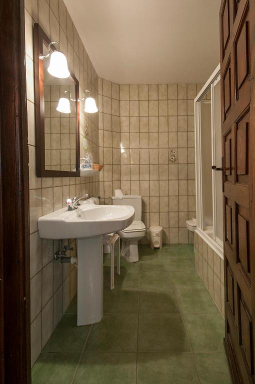 Koupelna v ubytování Hostal Ayestaran II
