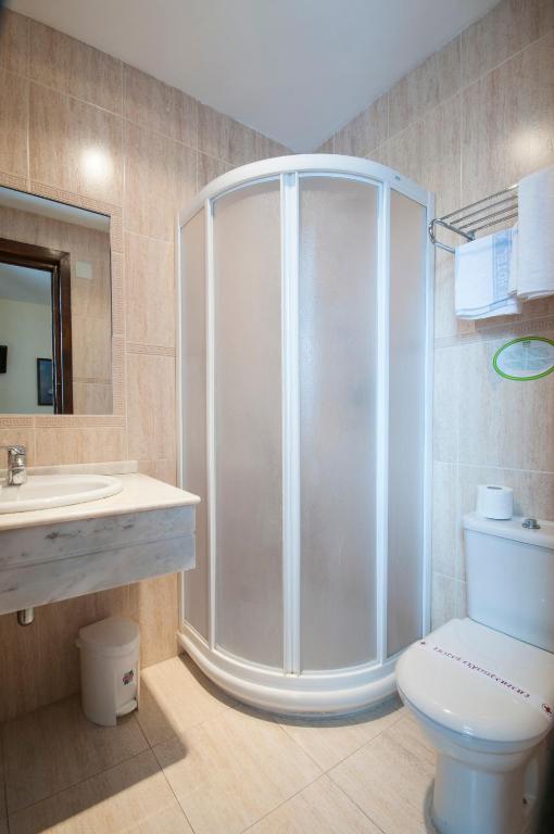 Koupelna v ubytování Hostal Ayestaran II