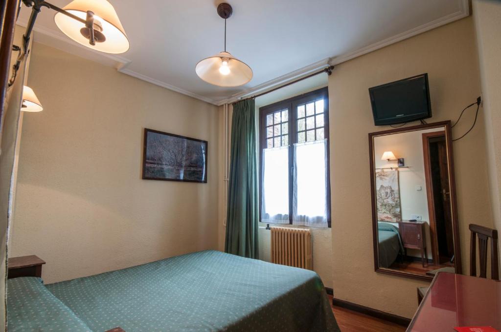 TV a/nebo společenská místnost v ubytování Hostal Ayestaran II