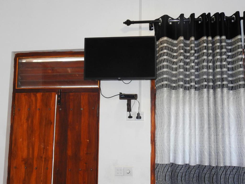 TV a/nebo společenská místnost v ubytování Coral Waves Inn Pasikuda