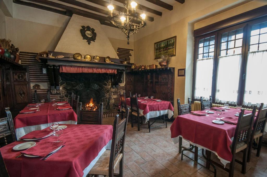 Restaurace v ubytování Hostal Ayestaran II