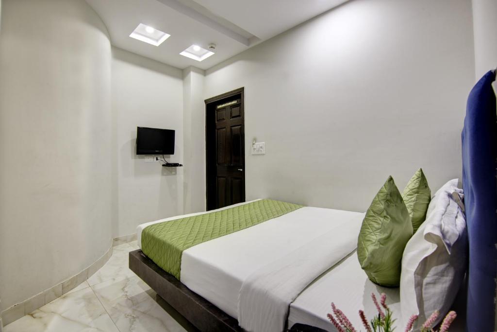 Postel nebo postele na pokoji v ubytování Hotel S B Inn Near New Delhi railway Station Paharganj