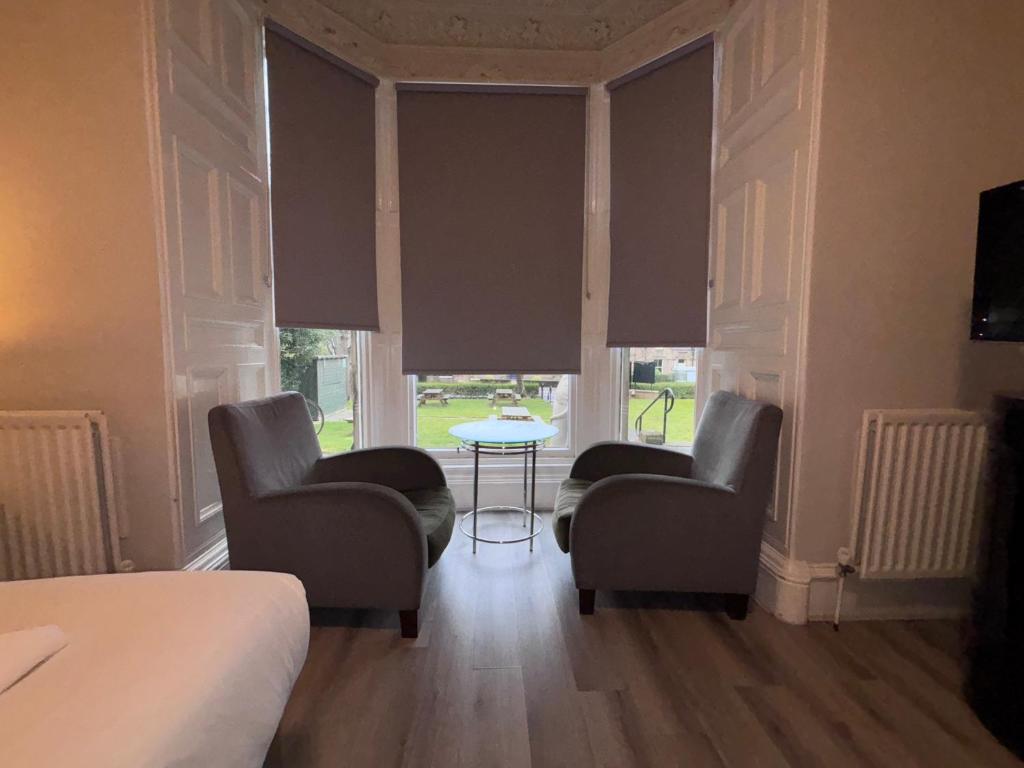 No6 West Coates - Family Room With Garden View