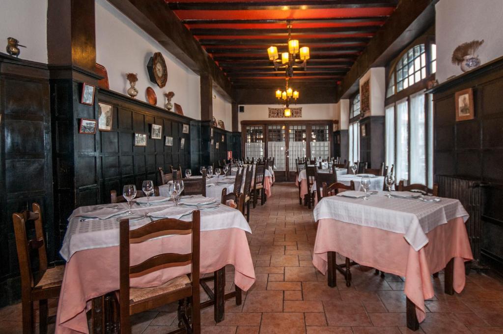 Restaurace v ubytování Hostal Ayestaran II