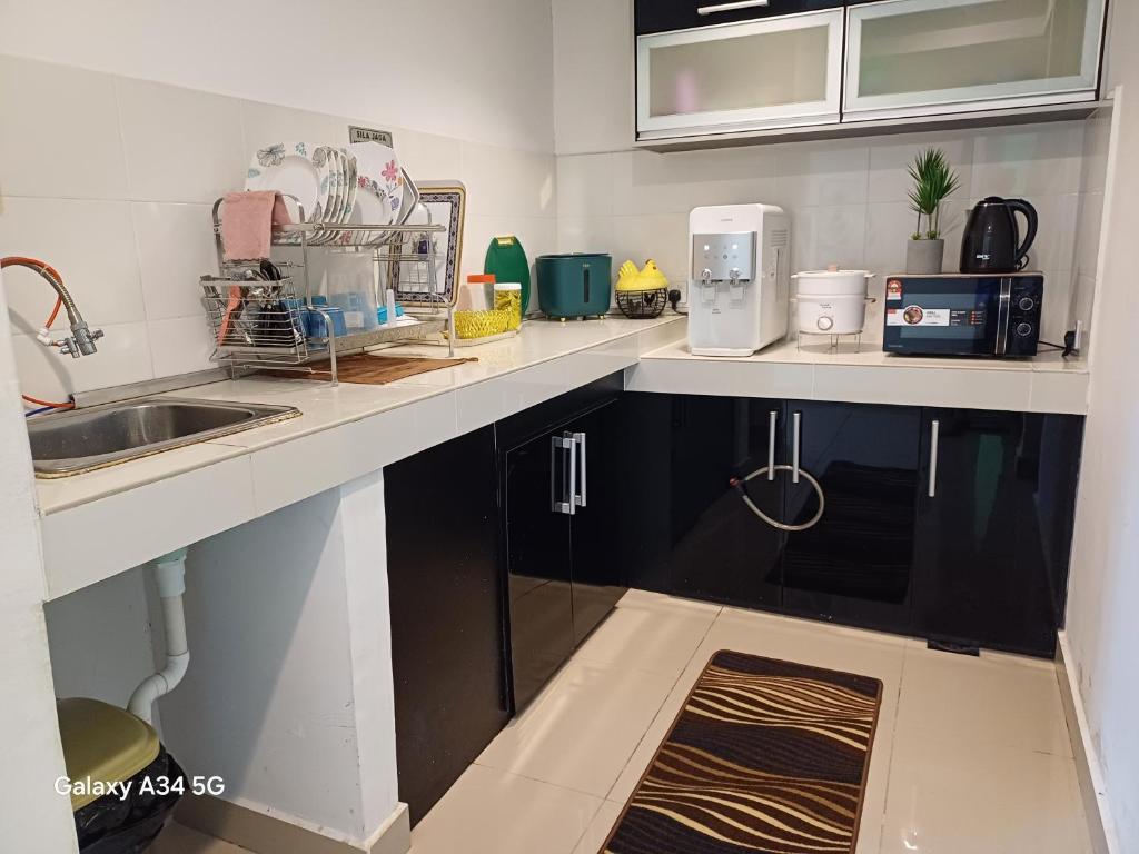 Kuchyň nebo kuchyňský kout v ubytování HomeStay De’Viana NMS Residence