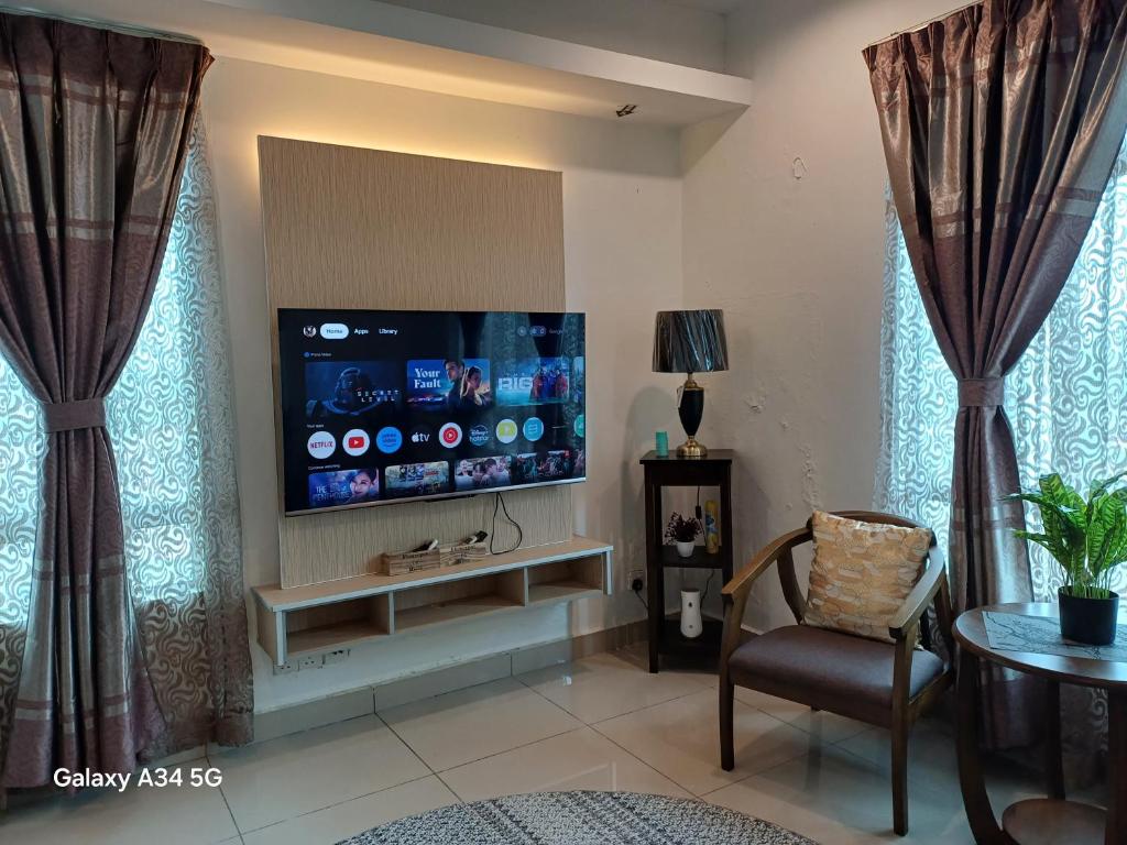 TV a/nebo společenská místnost v ubytování HomeStay De’Viana NMS Residence