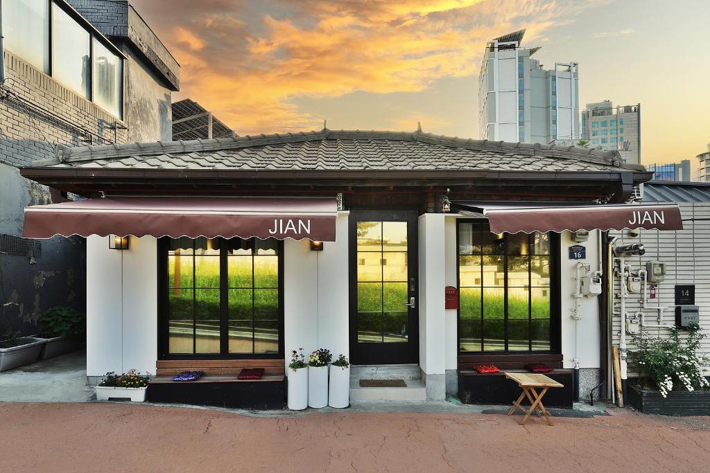ein Gebäude mit einem Schild, das la jam liest in der Unterkunft Jian Hanok in Seoul