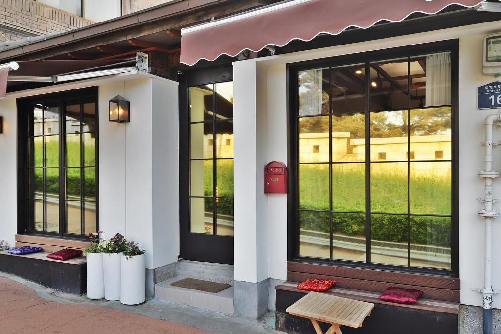 Ein Balkon oder eine Terrasse in der Unterkunft Jian Hanok
