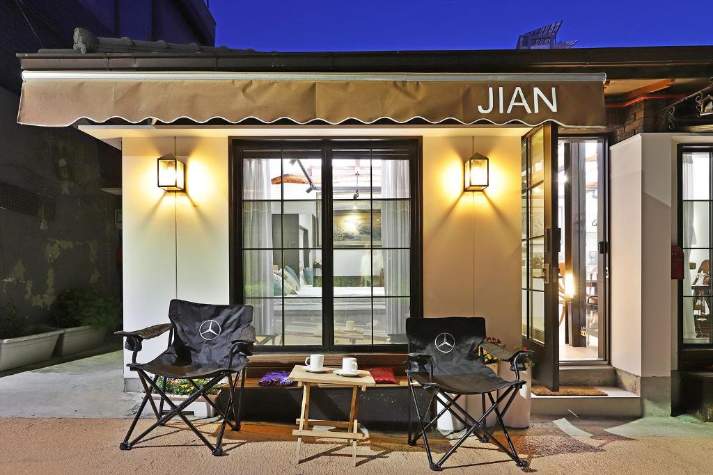 Ein Sitzbereich in der Unterkunft Jian Hanok