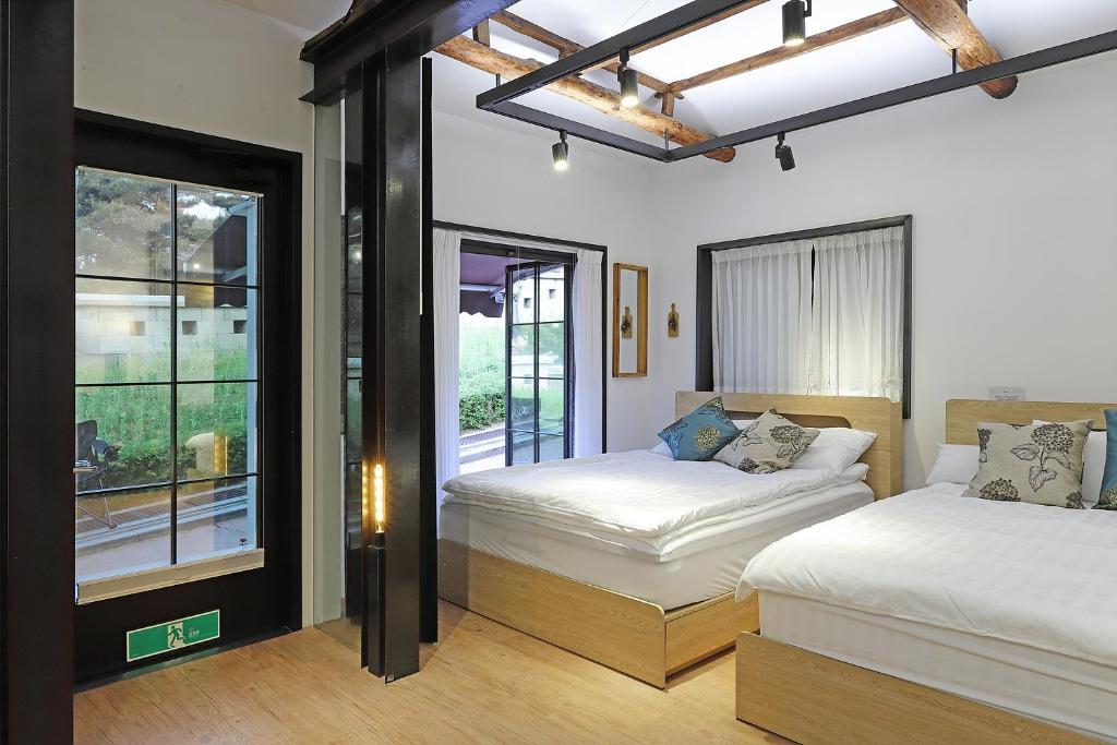 Ein Bett oder Betten in einem Zimmer der Unterkunft Jian Hanok