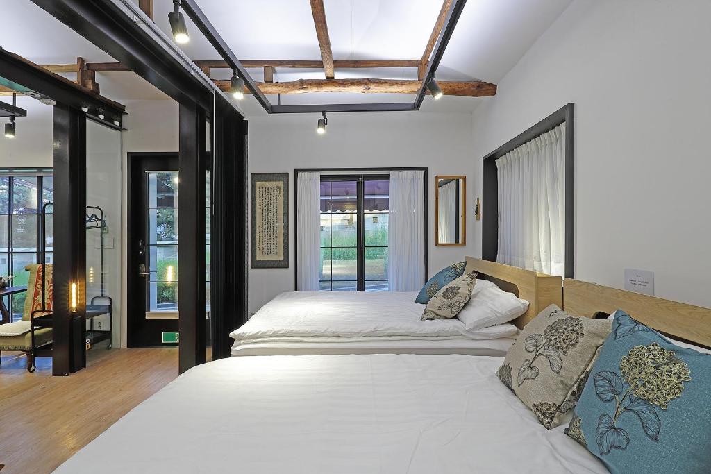 Ein Bett oder Betten in einem Zimmer der Unterkunft Jian Hanok