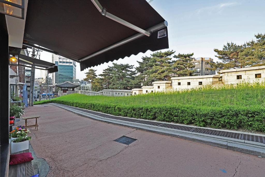 Ein Garten an der Unterkunft Jian Hanok