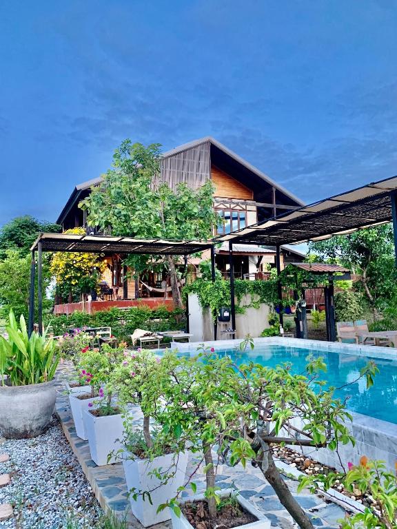 Bazén v ubytování Rang Robin Farmstay for 4 with pool nebo v jeho okolí