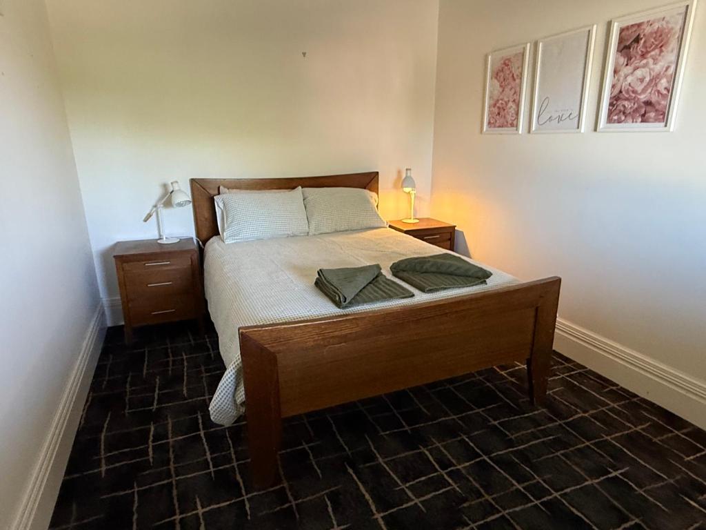 科布勒姆The Loft Cobram Hotel的一间卧室，床上有两个枕头