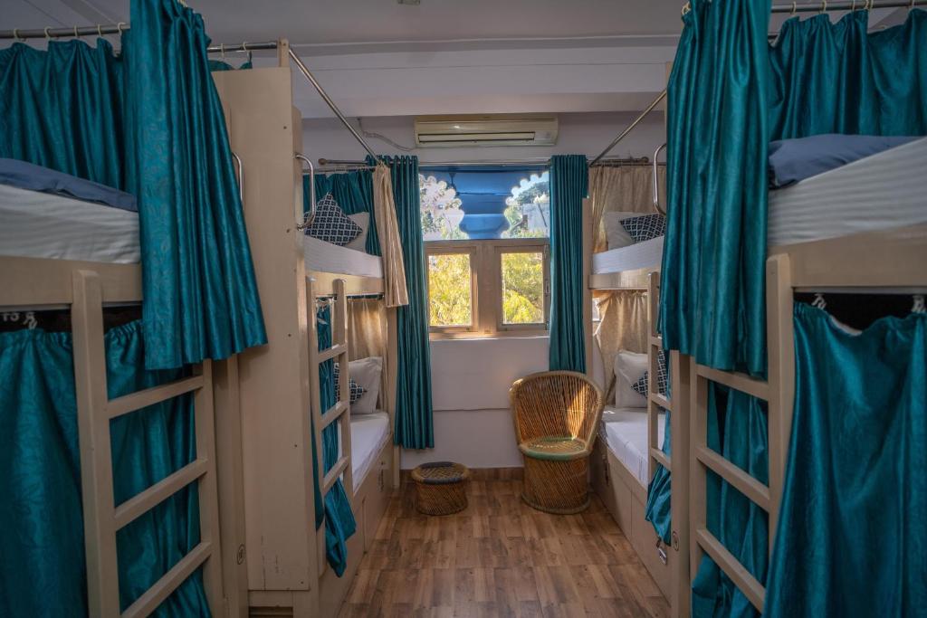 Ένα ή περισσότερα κρεβάτια σε δωμάτιο στο Footprint Hostel Udaipur