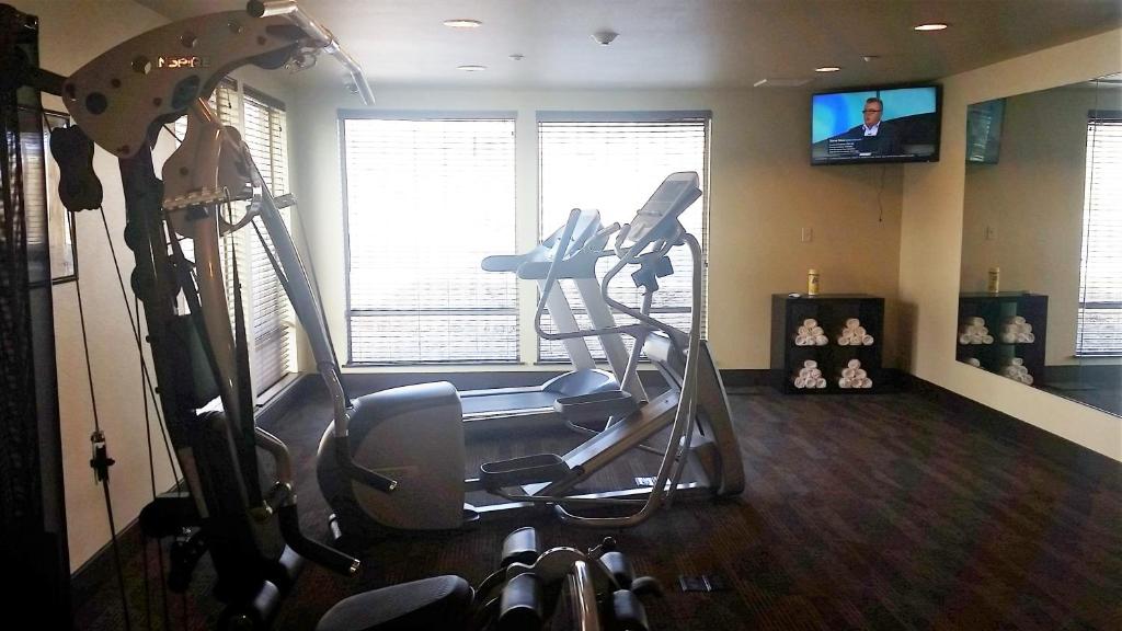 Fitness centrum a/nebo fitness zařízení v ubytování Ledgestone Suites Hotel Elko