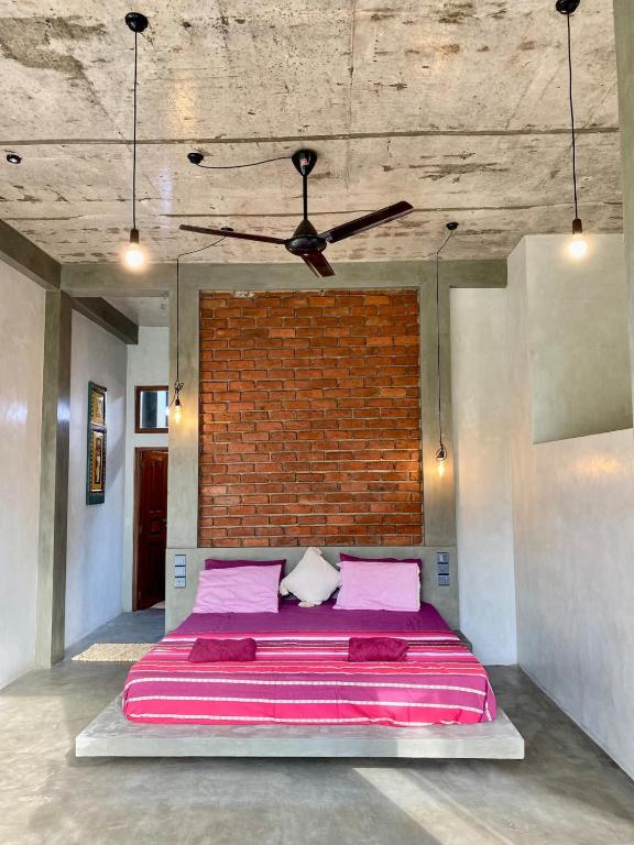 Postel nebo postele na pokoji v ubytování Sand Dollar House Hiriketiya Apartment