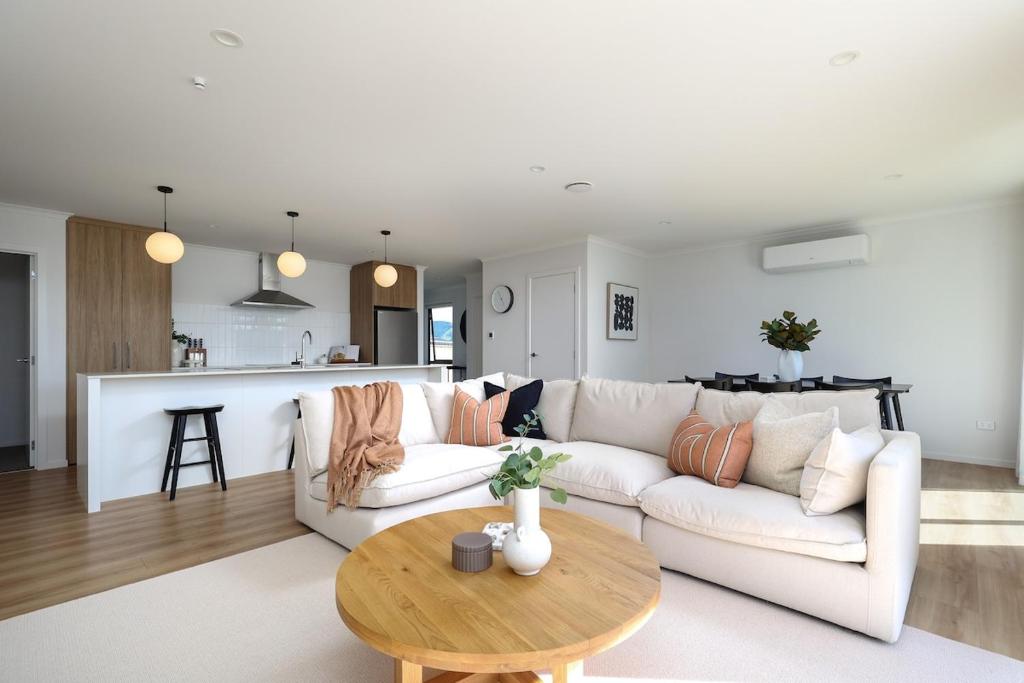 Posezení v ubytování Berryfields Luxury Gem - New Home Richmond