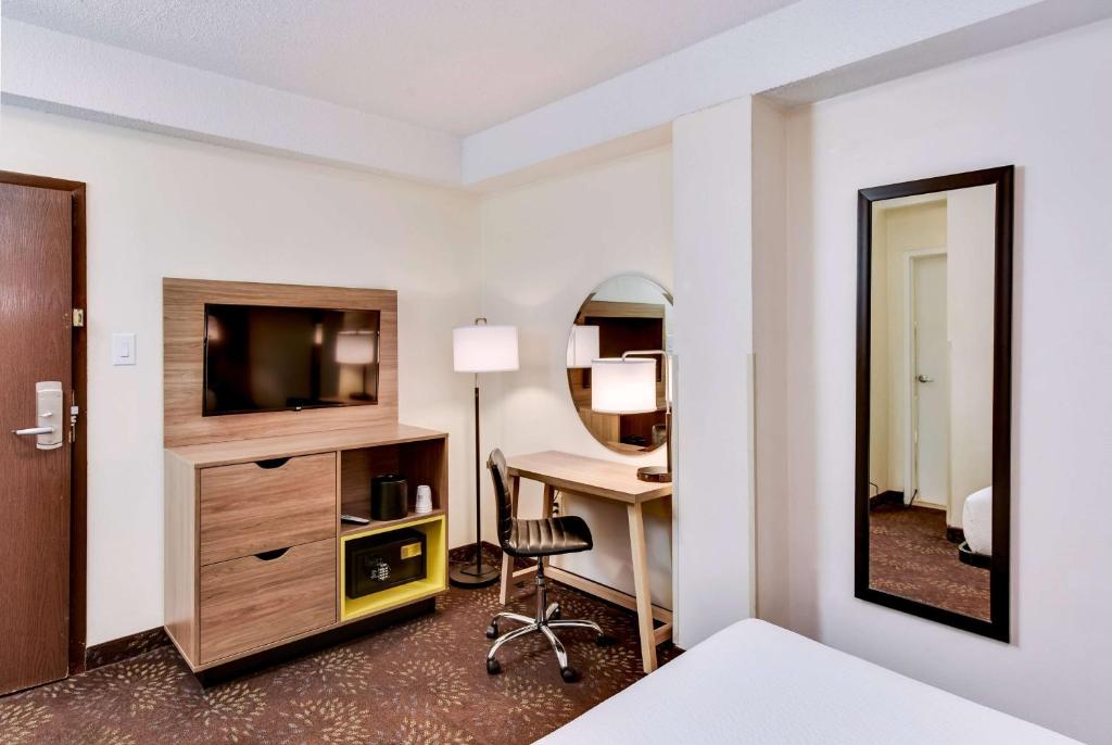 Days Inn by Wyndham Washington DC/Connecticut Avenue - Queen Room - Non-Smoking