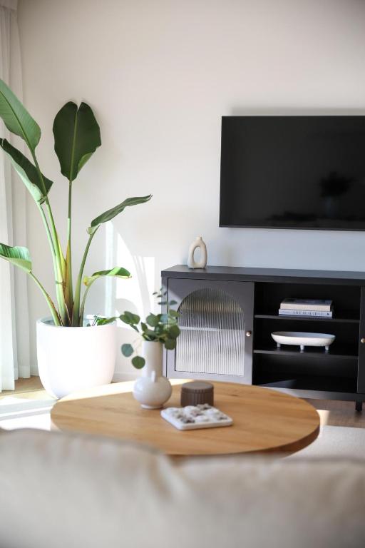 TV a/nebo společenská místnost v ubytování Berryfields Luxury Gem - New Home Richmond