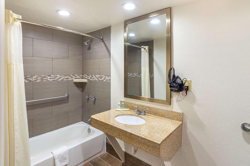 Koupelna v ubytování Quality Inn Amarillo I-40 East