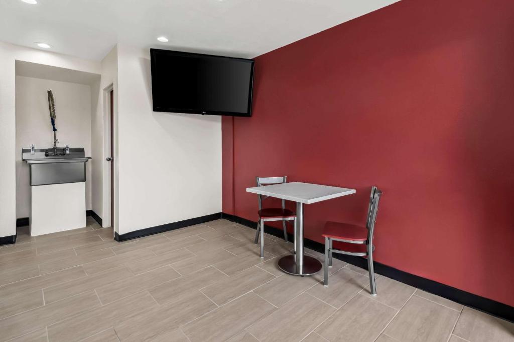 Kuchyň nebo kuchyňský kout v ubytování Econo Lodge Fallon Naval Air Station Area