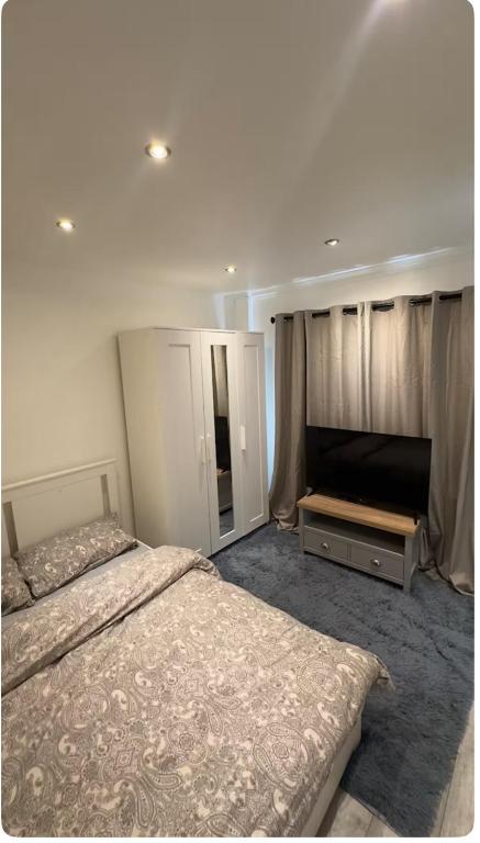 Ảnh trong thư viện ảnh của Luxurious & Beautiful Room With Double Bed-Own TV ở Northfleet