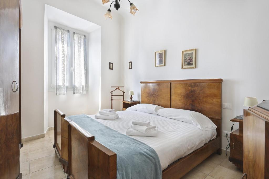 una camera da letto con un letto grande con testiera in legno di Le Grazie Suite 2 in Florence a Firenze