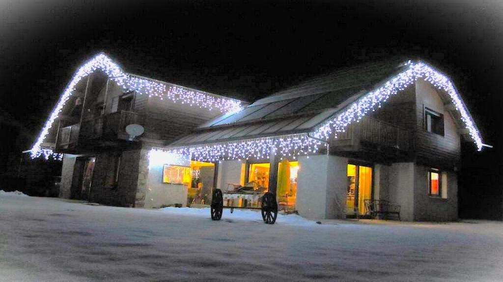 Photo de la galerie de l'établissement Chalet Chez Dany-vallouise - Confortable Chalet de 250m² adapté pour 13 personnes adapté PMR . MAE-6901, à Vallouise