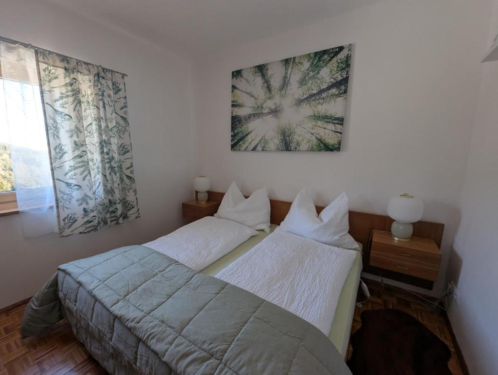 Una cama o camas en una habitación de LaLo Alm - Berge erleben