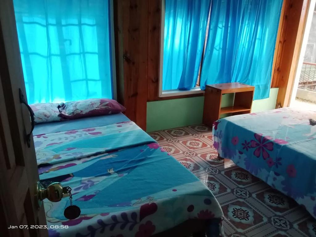 Postel nebo postele na pokoji v ubytování Hidden Hill Inn