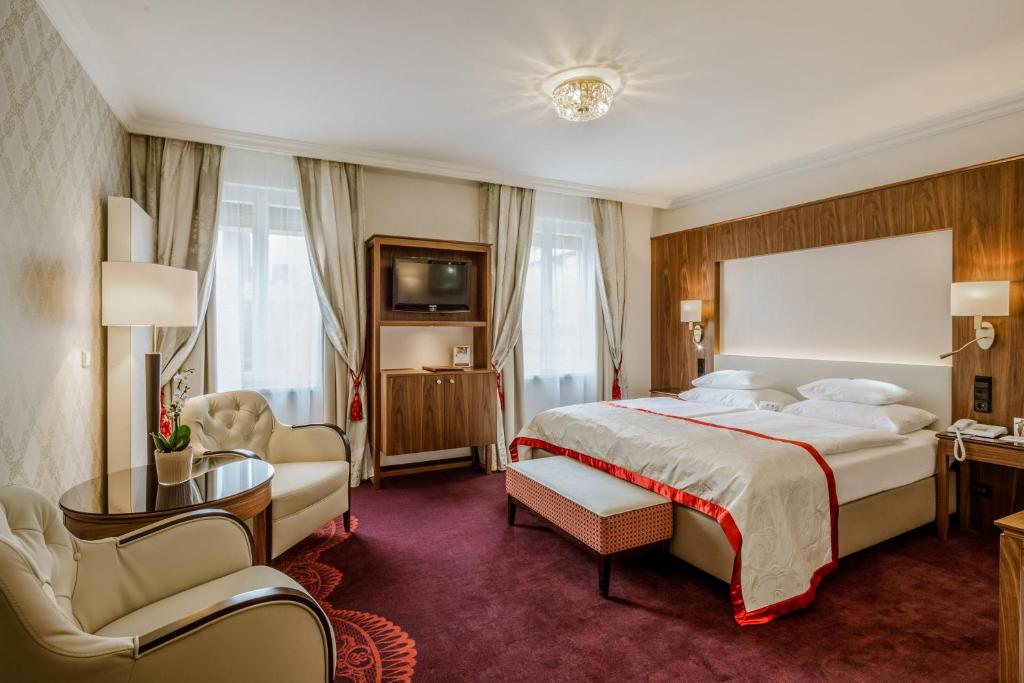Posteľ alebo postele v izbe v ubytovaní Hotel Stefanie - VIENNA'S OLDEST HOTEL