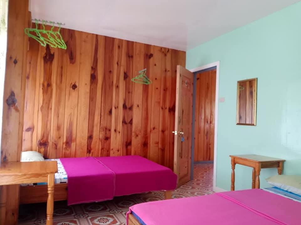 Postel nebo postele na pokoji v ubytování Hidden Hill Inn