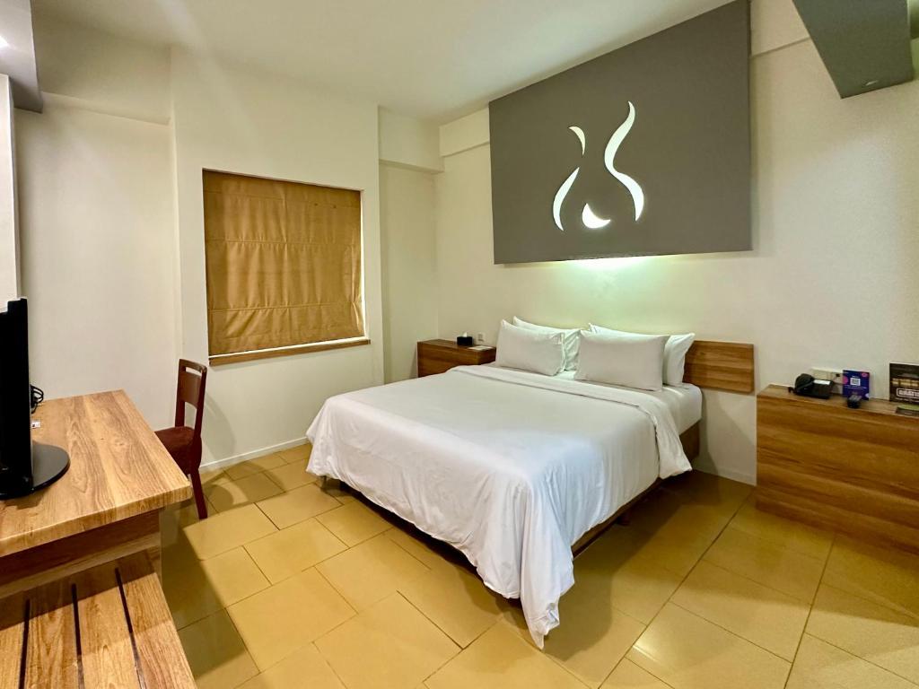 Postel nebo postele na pokoji v ubytování Sparks Life Jakarta, ARTOTEL Curated
