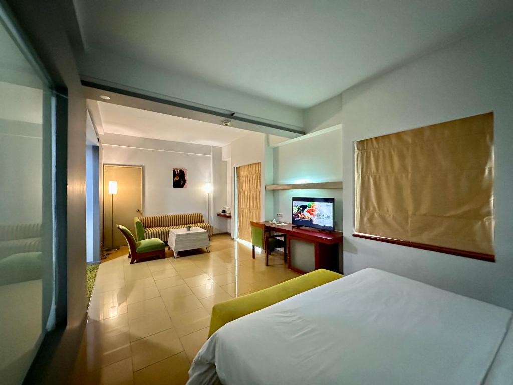 Postel nebo postele na pokoji v ubytování Sparks Life Jakarta, ARTOTEL Curated