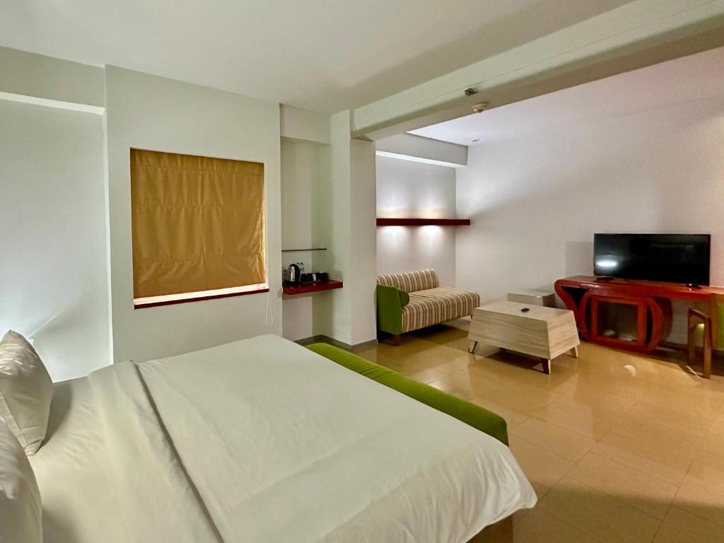 TV a/nebo společenská místnost v ubytování Sparks Life Jakarta, ARTOTEL Curated
