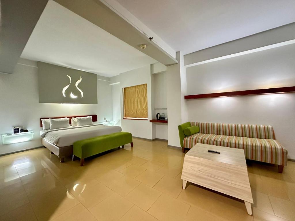 Postel nebo postele na pokoji v ubytování Sparks Life Jakarta, ARTOTEL Curated
