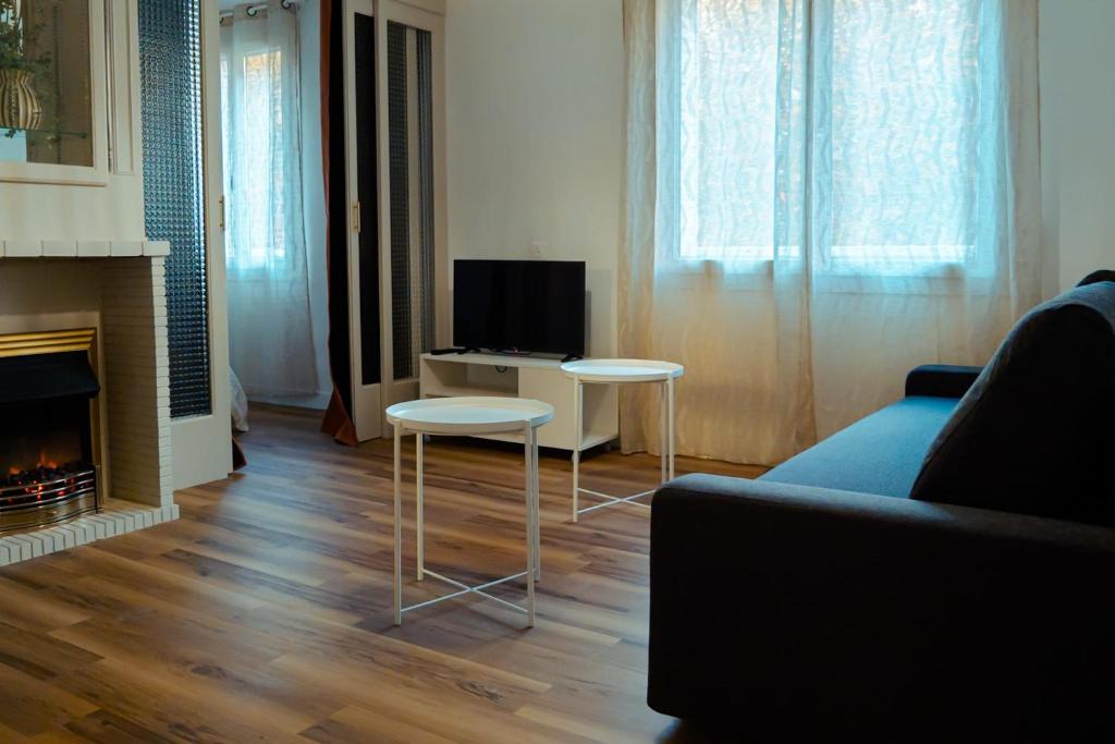 un salon avec un canapé et une télévision dans l'établissement 3-rooms apartment in Marseille, à Marseille