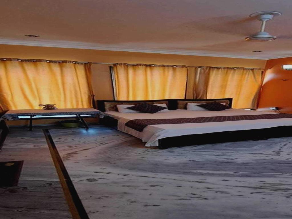 Postel nebo postele na pokoji v ubytování Hotel O Naveen Residancy