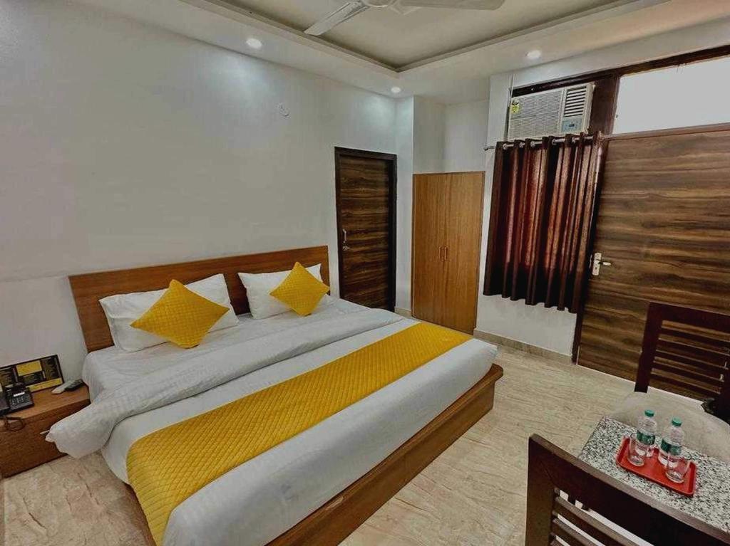 Postel nebo postele na pokoji v ubytování Hotel O Naveen Residancy