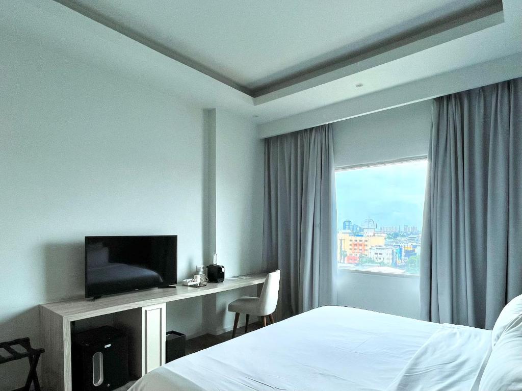 TV a/nebo společenská místnost v ubytování Sparks Life Jakarta, ARTOTEL Curated