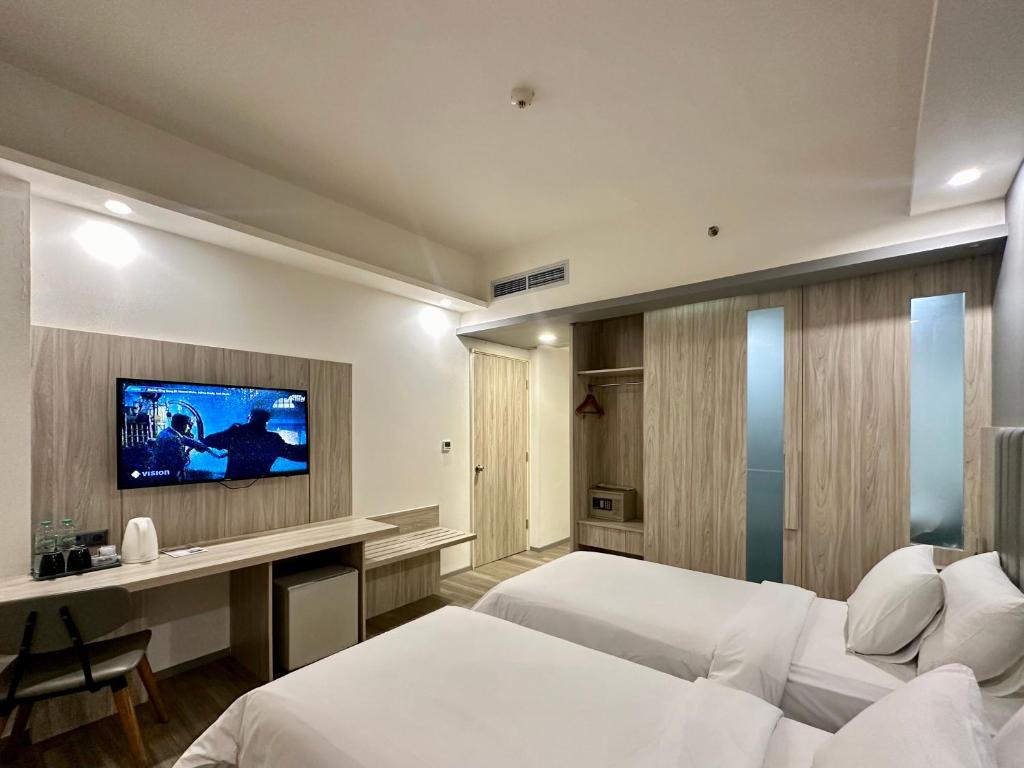 TV a/nebo společenská místnost v ubytování Sparks Life Jakarta, ARTOTEL Curated