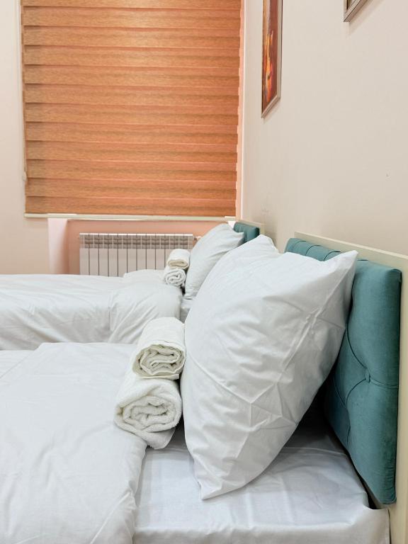 Postel nebo postele na pokoji v ubytování ALARA Inn HOSTEL & HOTEL
