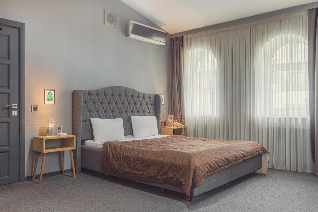 Postel nebo postele na pokoji v ubytování Maestro Hotel