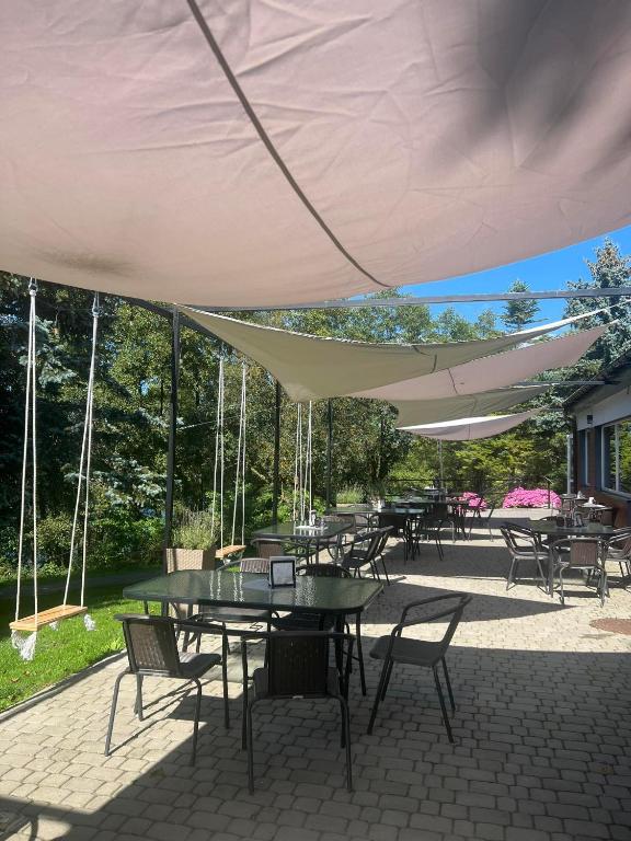 Reštaurácia alebo iné gastronomické zariadenie v ubytovaní Centrum Konferencyjno Wypoczynkowe Szelment