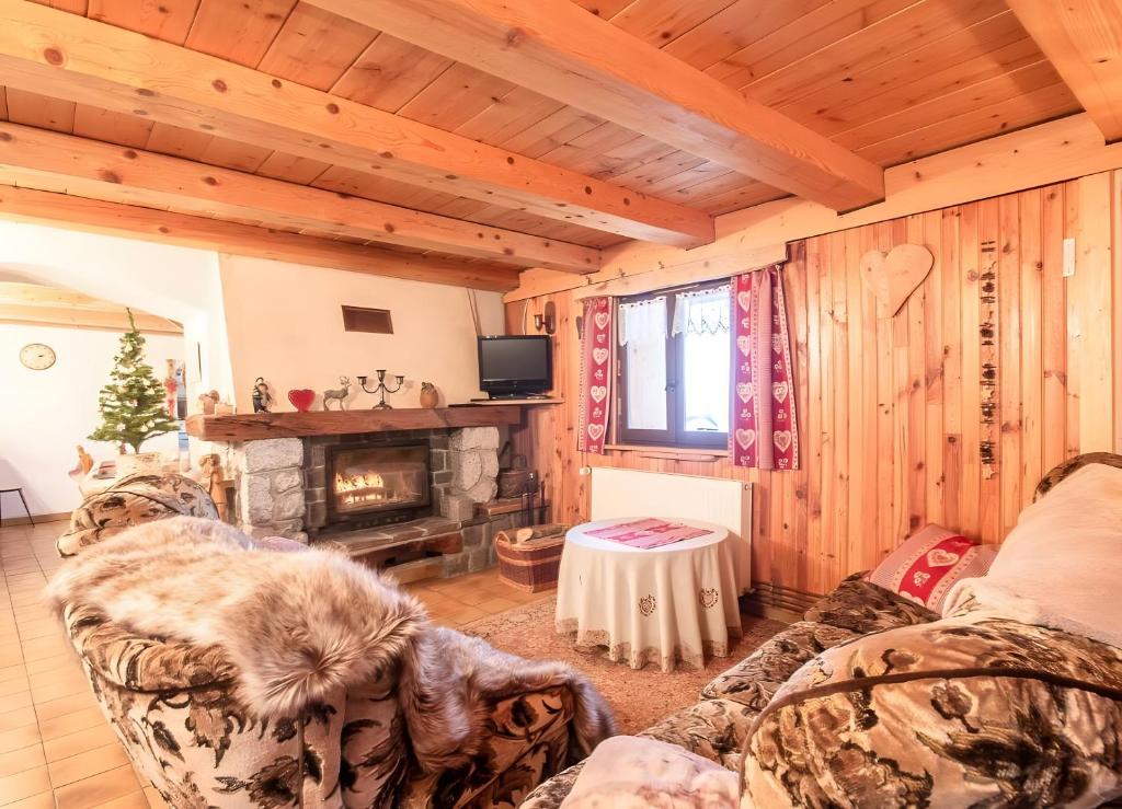 un salon avec un canapé et une cheminée dans l'établissement Valentine - Saint Marcel, à Saint-Marcel