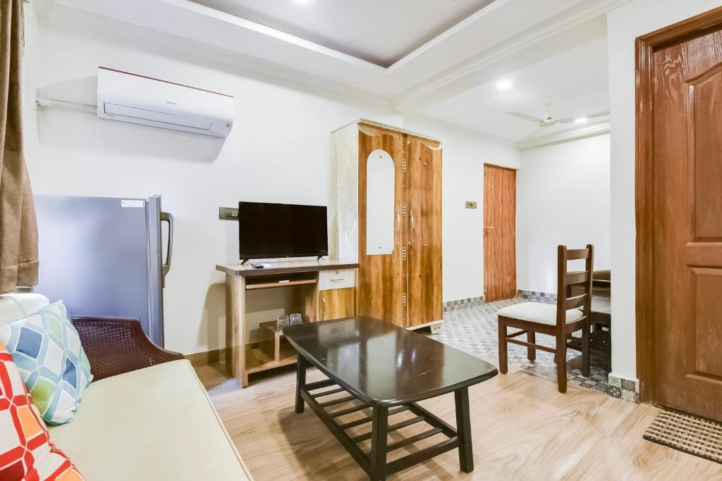 TV a/nebo společenská místnost v ubytování Super Hotel O Dabolim Near Goa International Airport